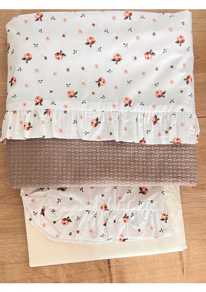 Bebek %100 Pamuk Çift Taraflı Pike ve Poplin Fırfırlı Nevresim Takımı_pike Hasır-Kbej/poplin Çiçek DESEN_100*150