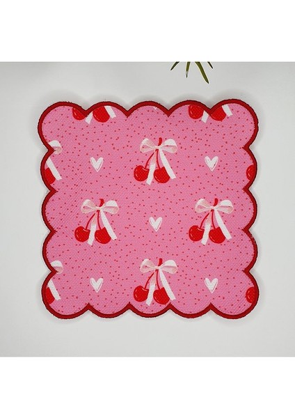 Pembe Zemin Puan Kiraz Fiyonk Desenli Nakış Kenar Kumaş Kokteyl Peçetesi 1 Adet