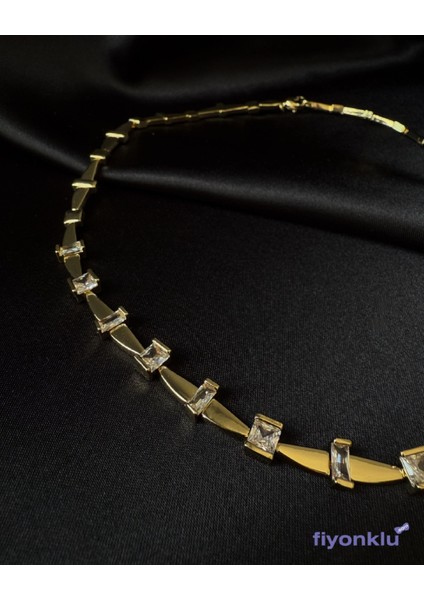 Gold Asimetrik Plaka Kare ve Dikdörtgen Zirkon Taş Detay Kolye