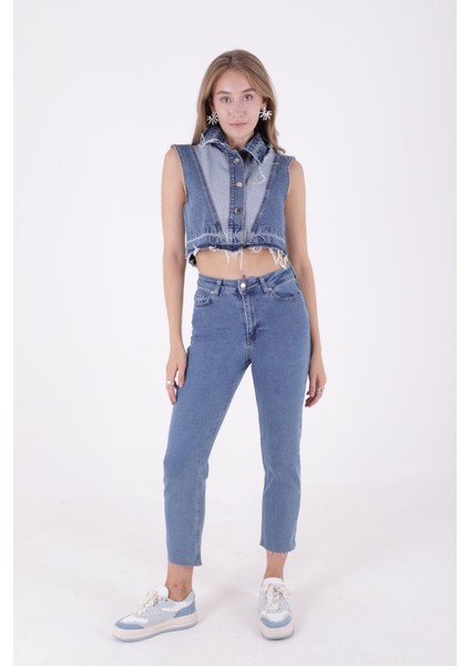 Paçaları Dikişsiz ve Yüksek Belli Cepli Astarsız Kadın Kot Pantolon Mom Fit Jean Düz Orta Mavi Rins