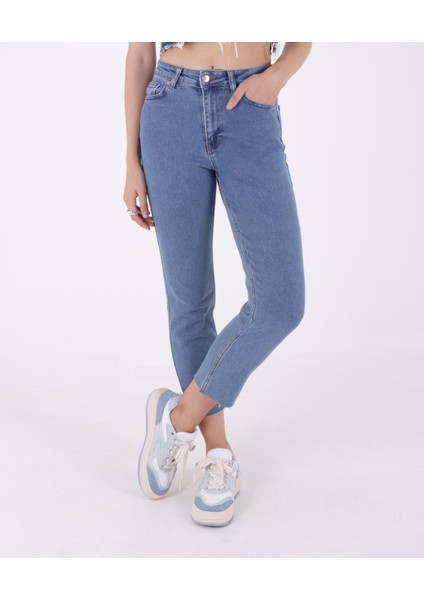 Paçaları Dikişsiz ve Yüksek Belli Cepli Astarsız Kadın Kot Pantolon Mom Fit Jean Düz Orta Mavi Rins fiyatları