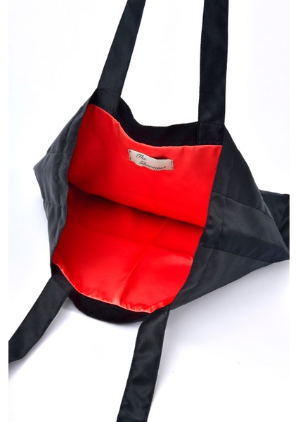 Yaşam çiçeği nakışlı siyah saten ici astarli kol cantasi modelleri