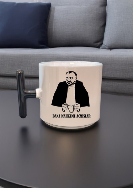 Eşkalsiz Adam Figürlü "Bana Mahkeme Açmışlar" Siyah Kulp 200 ml Kupa (Muammer Köksal Tiplemesi)