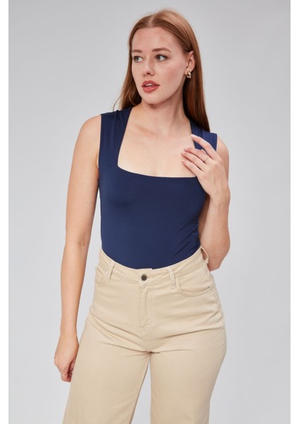 Astarlı Sıfır Kol Kare Yaka Dekolteli Çıtçıtlı Bodysuit