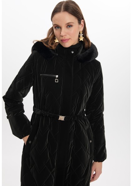 Kürk Detaylı Kapüşonlu Uzun Siyah Şişme Mont 12765 modelleri