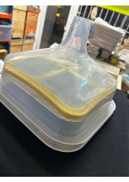 Plastik Süzgeçli Bal Hunisi