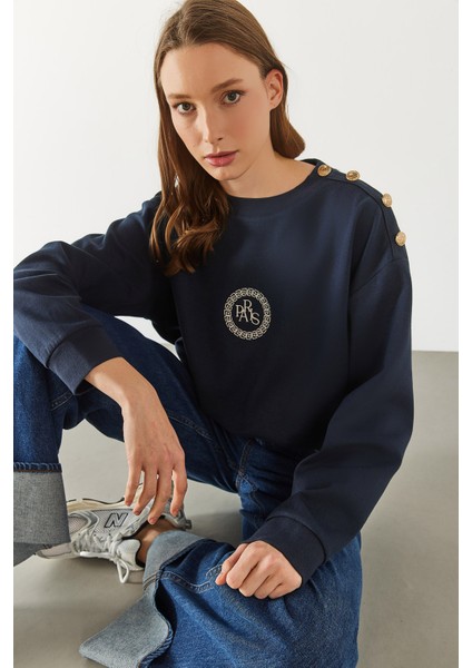 Omzu Düğme Detaylı Nakışlı Sweatshirt - Navy fırsatları