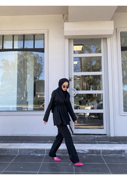 Siyah Krep Kumaş Omuzları Vatkalı Takım