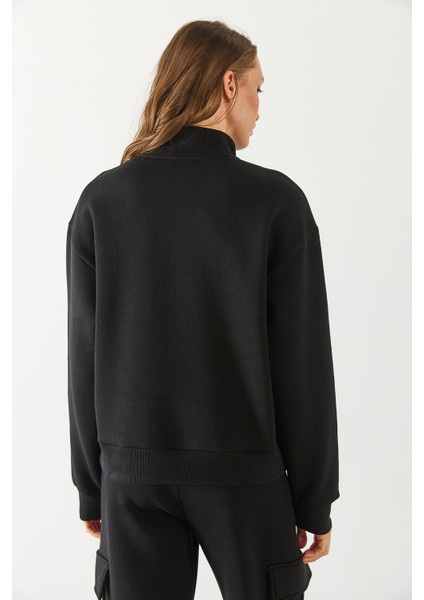 Yarım Patlı Kontrast Detaylı Sweatshirt - Siyah modelleri