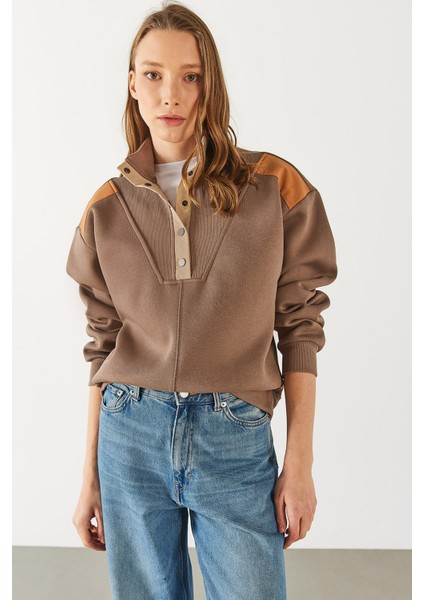 Yarım Patlı Kontrast Detaylı Sweatshirt - Vizon fırsatları