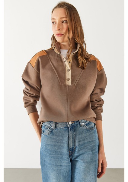Yarım Patlı Kontrast Detaylı Sweatshirt - Vizon indirimleri