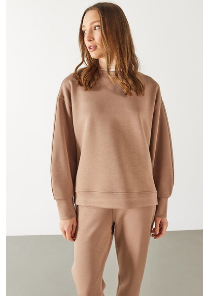 Kadın Bisiklet Yaka Yanı Yırtmaçlı Yumuşak Dokulu Sweatshirt (Cupro) - Vizon modelleri