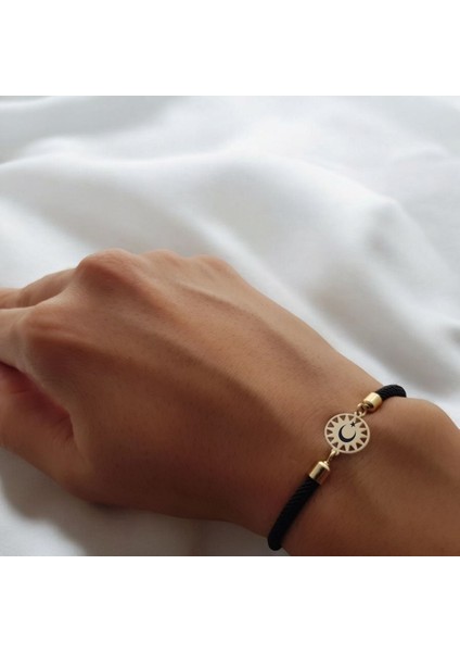 14 Ayar Plakalı Altın Güneş Desenli Türkiye Ay Yıldız Sembollü Bileklik, Siyah Örgü Det Ayıyla Gençlere ve Ergenlere Gururlu ve Milli Bir Hediye! fiyatları