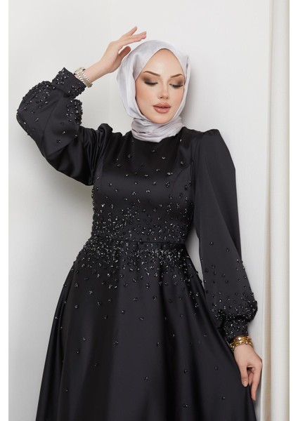 Önü ve Kolları Serpme Taş Detaylı Saten Abiye Elbise Siyah 1658