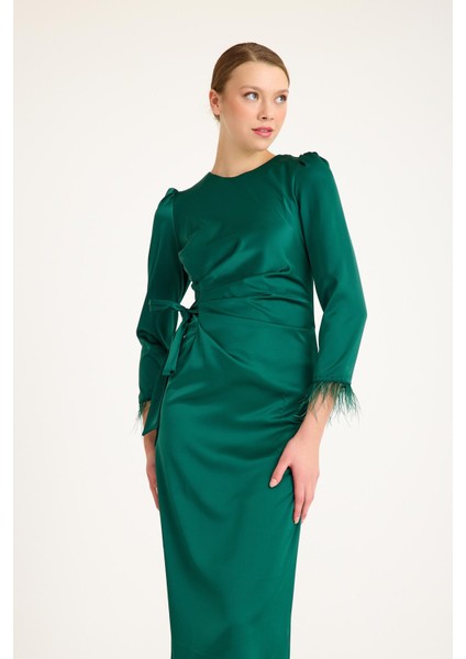 Kolu Tüylü Beli Pile Detaylı Ipek Saten Abiye Elbise Yeşil 4897-E fiyatları