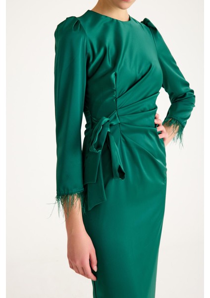 Kolu Tüylü Beli Pile Detaylı Ipek Saten Abiye Elbise Yeşil 4897-E fırsatları