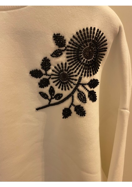 Boncuk Nakış Detaylı Bayan Sweatshirt