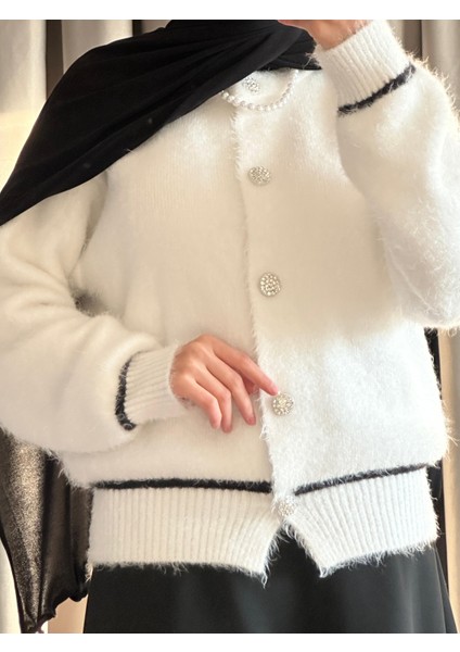 Beyaz Yünlü Kumaş Düğme Detaylı Yelek