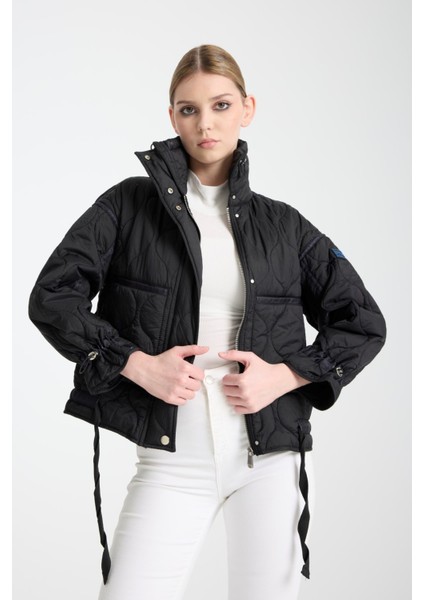 Kadın Kapitone Desenli, Kuşaklı ve Çift Cepli Spor Kısa Şişme Mont 8828
