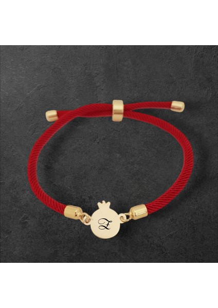 14 Ayar Plakalı Altın Nar Desenli, Kırmızı Örgü Det Ayıyla Harfli Bileklik, Zarif Tasarımıyla Gençlere ve Ergenlere Anlamlı ve Şık Bir Hediye!