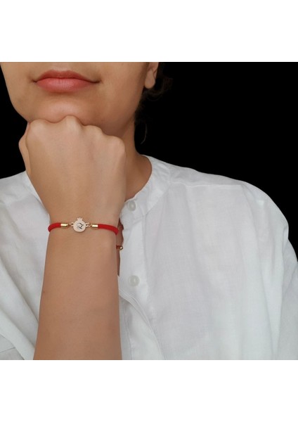 14 Ayar Plakalı Altın Nar Desenli, Kırmızı Örgü Det Ayıyla Harfli Bileklik, Zarif Tasarımıyla Gençlere ve Ergenlere Anlamlı ve Şık Bir Hediye! fiyatları