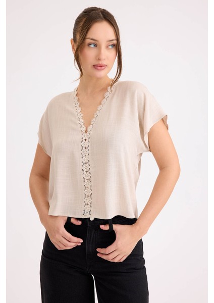 V Yaka Güpürlü Kısa Kol Keten Bluz