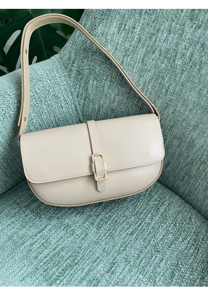 Kadın Sade Tasarım Gold Toka Detaylı Baget Model Kapaklı Omuz Çantası