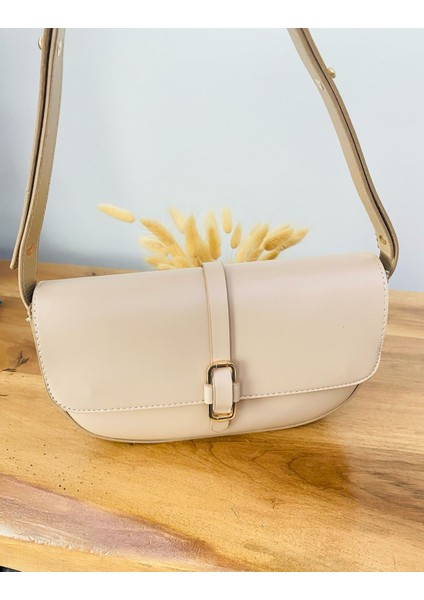 Kadın Sade Tasarım Gold Toka Detaylı Baget Model Kapaklı Omuz Çantası fiyatları