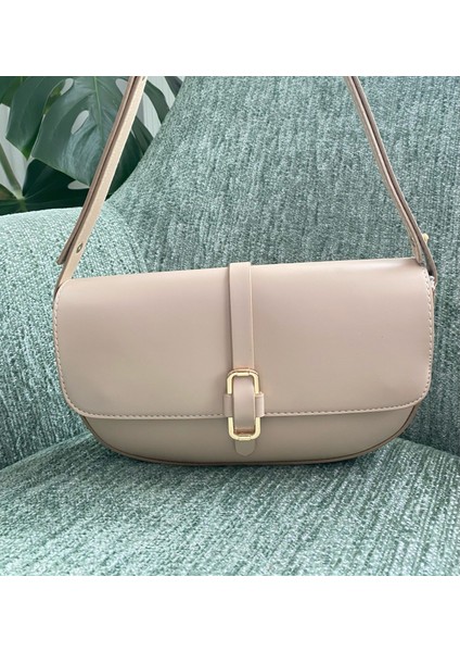 Kadın Sade Tasarım Gold Toka Detaylı Baget Model Kapaklı Omuz Çantası modelleri