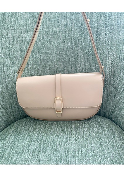 Kadın Sade Tasarım Gold Toka Detaylı Baget Model Kapaklı Omuz Çantası fırsatları