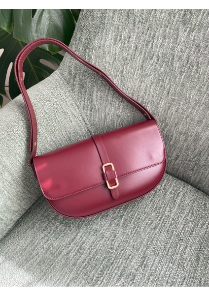 Kadın Sade Tasarım Gold Toka Detaylı Baget Model Kapaklı Omuz Çantası