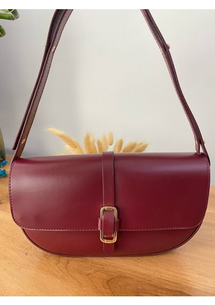 Kadın Sade Tasarım Gold Toka Detaylı Baget Model Kapaklı Omuz Çantası fiyatları