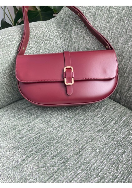 Kadın Sade Tasarım Gold Toka Detaylı Baget Model Kapaklı Omuz Çantası modelleri