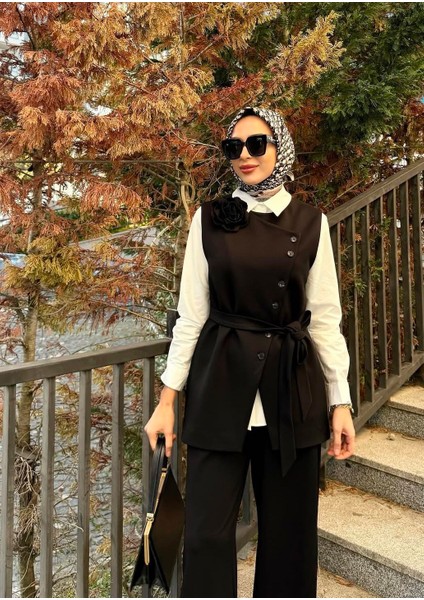 Çiçek Broşlu Yelek Pantolon Takım