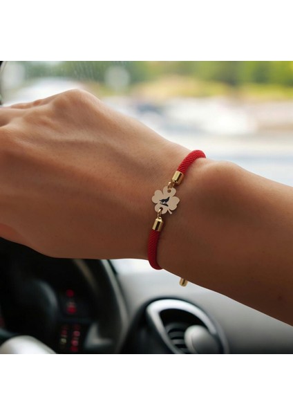14 Ayar Altın Plakalı Özel Çiçek Desenli, Kırmızı Örgü Det Ayıyla Bozkurt Sembollü Bileklik, Güçlü ve Cesur Duruşuyla Gençlere ve Ergenlere Asil Bir Hediye! fiyatları