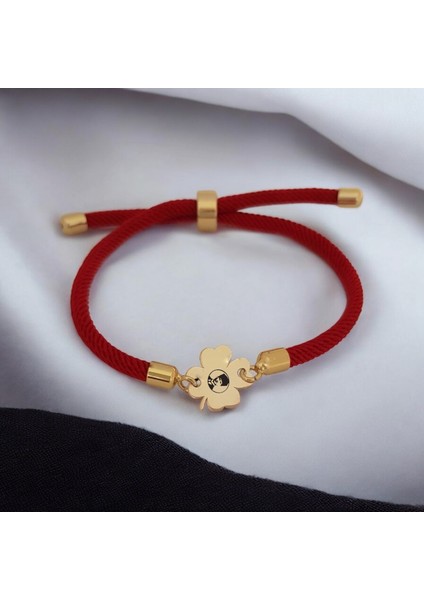 14 Ayar Altın Plakalı Özel Çiçek Desenli, Kırmızı Örgü Det Ayıyla Atatürk Sembollü Bileklik, Özgürlüğü ve Bağımsızlığı Simgeleyen Anlamlı ve Gurur Verici Bir Hediye!