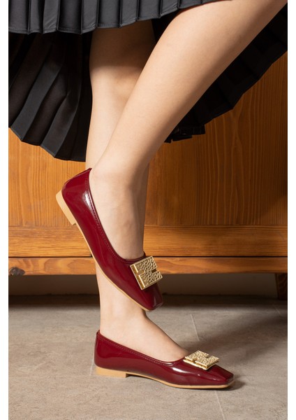 Atty Kadın Parlak Gold Kare Toka Detaylı Kare Burunlu Bordo Rugan Babet modelleri