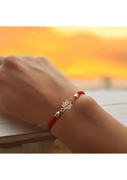 14 Ayar Altın Plakalı Özel Yaprak Figürlü, Kırmızı Örgü Det Ayıyla Zülfikar Sembollü Bileklik, Cesur ve Güçlü Duruşuyla Gençlere ve Ergenlere Anlamlı Bir Hediye! fiyatları
