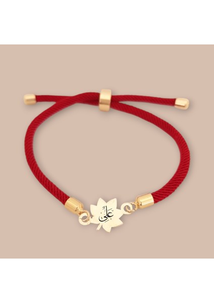 14 Ayar Altın Plakalı Özel Yaprak Figürlü, Kırmızı Örgü Det Ayıyla Hz Ali Sembollü Bileklik, Anlam Yüklü ve Derin Tasarımıyla Gençlere ve Ergenlere Güçlü Bir Hediye!