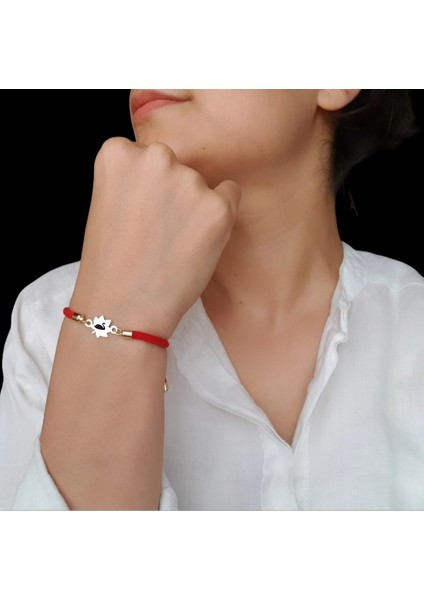 Altın Plakalı 14 Ayar Özel Yaprak Figürlü, Kırmızı Örgü Det Ayıyla Kuğu Sembollü Bileklik, Zarif Tasarımıyla Gençlere ve Ergenlere Özel ve Şık Bir Hediye! fiyatları