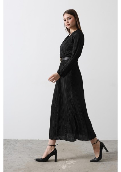 Kemer Detaylı V Yaka Elbise