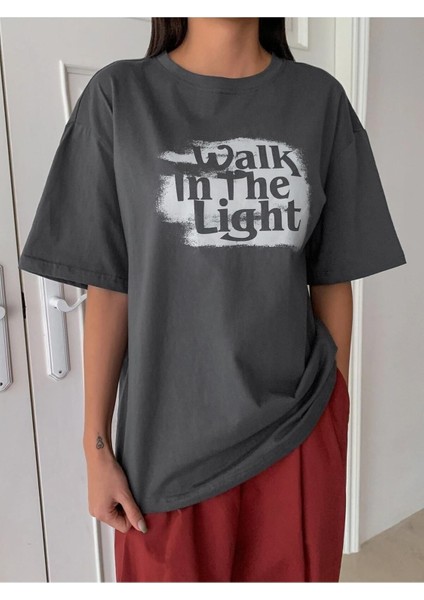 Kadın / Kız Füme Walk In The Light Baskılı Oversize T-Shirt fiyatları