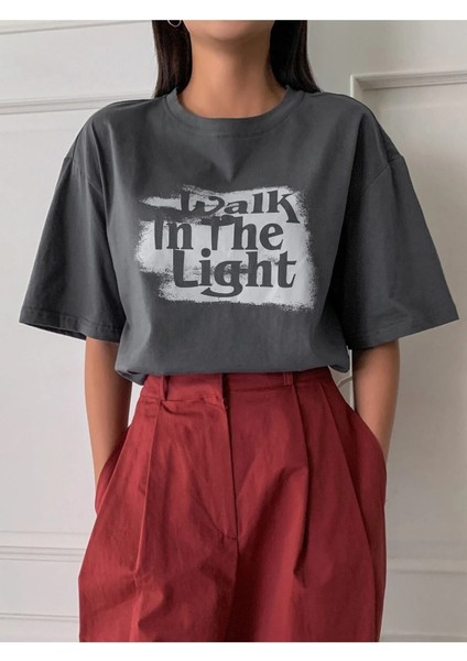 Kadın / Kız Füme Walk In The Light Baskılı Oversize T-Shirt modelleri