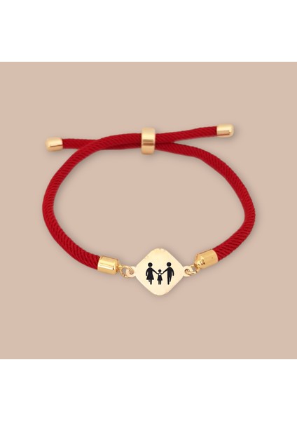 14 Ayar Altın Plakalı Özel Eşkenar Dörtgenli, Kırmızı Örgü Det Ayıyla Aile Sembollü Bileklik, Sevgi ve Bağlılığı Yansıtan Sıcak Tasarımıyla Gençler ve Ergenler İçin Samimi Bir Hediye!