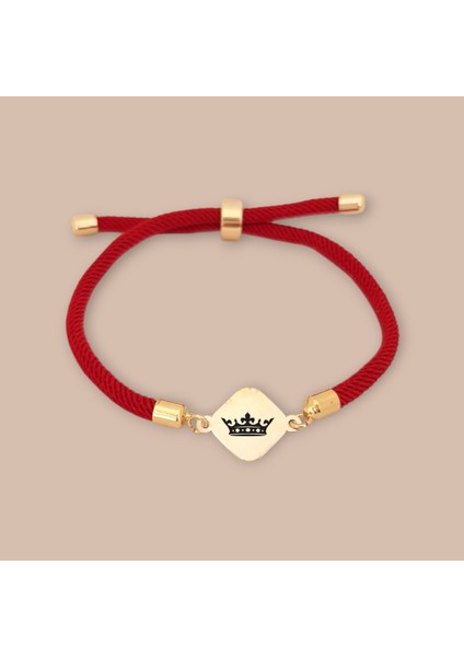 Altın Plakalı 14 Ayar Özel Eşkenar Dörtgenli, Kırmızı Örgü Det Ayıyla Kraliçe Sembollü Bileklik, Zarafet ve Gücü Simgeleyen Det Aylarıyla Gençler ve Ergenler İçin Gösterişli Bir Hediye!