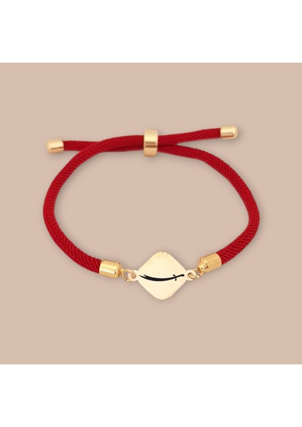 14 Ayar Altın Plakalı Özel Eşkenar Dörtgenli, Kırmızı Örgü Det Ayıyla Zülfikar Sembollü Bileklik, Kararlılık ve Gücü Temsil Eden Tasarımıyla Gençler ve Ergenler İçin Ilham Verici Bir Hediye!