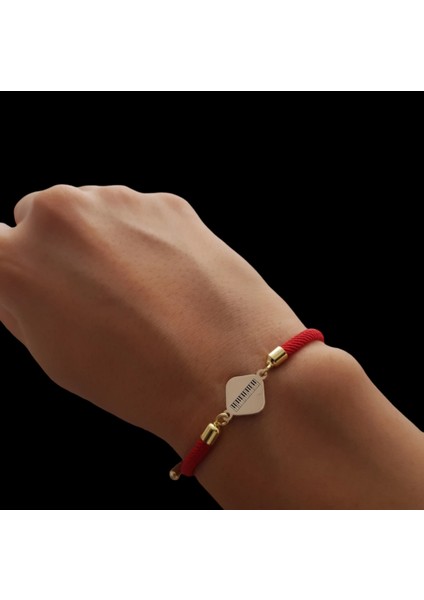 14 Ayar Plakalı Altın Özel Eşkenar Dörtgenli, Kırmızı Örgü Det Ayıyla Piyano Sembollü Bileklik, Sanatı ve Estetiği Seven Gençler ve Ergenler İçin Sofistike Bir Hediye! fiyatları
