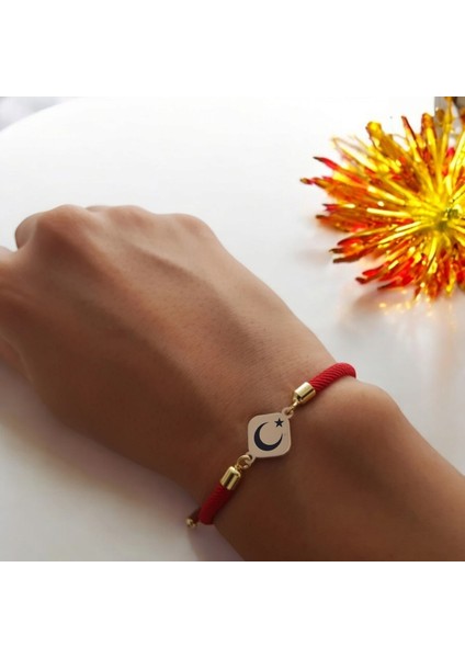 14 Ayar Altın Plakalı Özel Eşkenar Dörtgenli, Kırmızı Örgü Det Ayıyla Türkiye Ay Yıldız Sembollü Bileklik, Vatan Sevgisini Simgeleyen Tasarımıyla Gençler ve Ergenler İçin Gurur Verici Bir Hediye! fiyatları