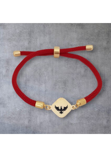 14 Ayar Plakalı Altın Özel Eşkenar Dörtgenli, Kırmızı Örgü Det Ayıyla Kartal Sembollü Bileklik, Özgürlüğü ve Gücü Temsil Eden Tasarımıyla Gençler ve Ergenler İçin Etkileyici Bir Hediye!