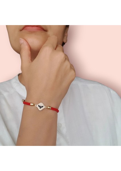 14 Ayar Plakalı Altın Özel Eşkenar Dörtgenli, Kırmızı Örgü Det Ayıyla Kartal Sembollü Bileklik, Özgürlüğü ve Gücü Temsil Eden Tasarımıyla Gençler ve Ergenler İçin Etkileyici Bir Hediye! fiyatları